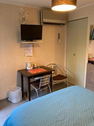 Logis Relais De Frejeroques 2*