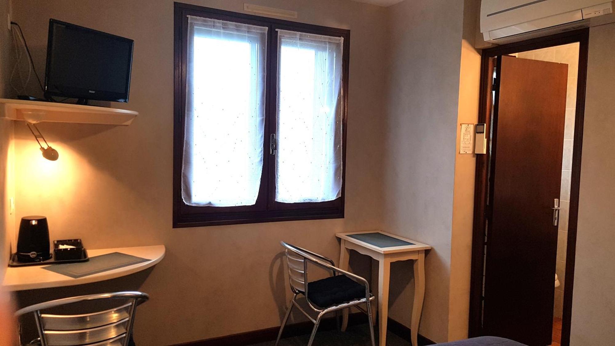 Logis Relais De Frejeroques 2*